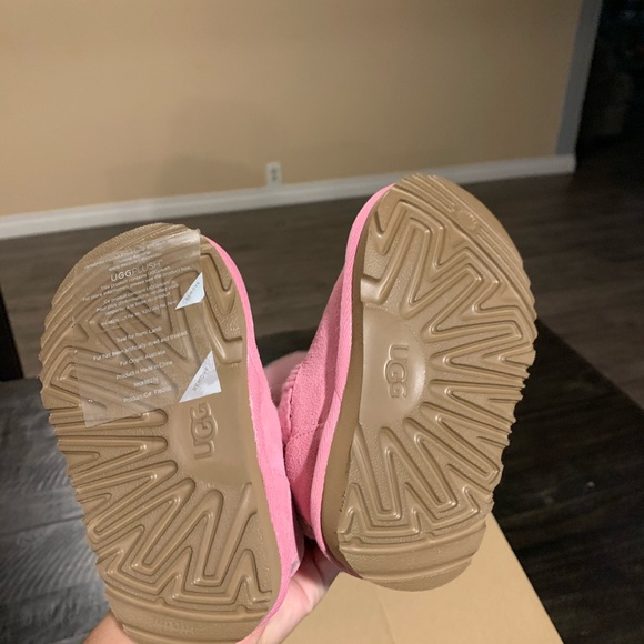 ⛔️SOLD⛔️Ugg Boots - Picture 4 of 4